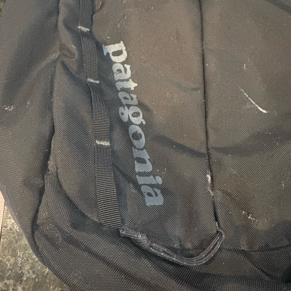 Patagonia Refugio 28L Black Men's Backpack - Picture 2 of 11